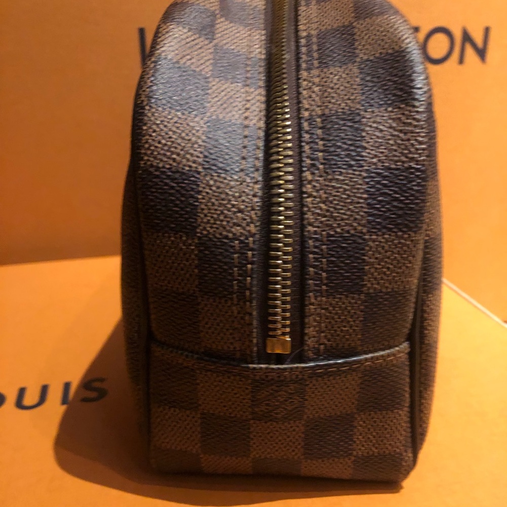 SOLD!!! Louis Vuitton toiletry Damier Ebene bag - Picture 2 of 16